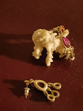 Charger l&#39;image dans la galerie, Monet paire de clou d&#39;oreille argent massif et améthyste cabochon
