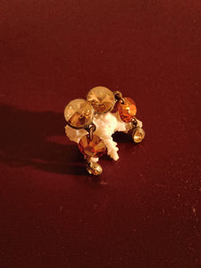 Sophie Goetsch paire de clou d'oreille avec cristaux de couleurs taillés.