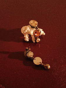 Sophie Goetsch paire de clou d'oreille avec cristaux de couleurs taillés.