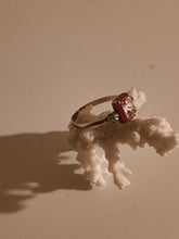 Charger l&#39;image dans la galerie, Bague cachet gravé en agate, certissage argent ,anneau en or
