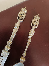 Charger l&#39;image dans la galerie, Paire de cuillère et couteaux en argent massif de famille . style XVIIIE allemand. Fabriqué au XIXE probablement Hanau
