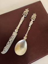 Charger l&#39;image dans la galerie, Paire de cuillère et couteaux en argent massif de famille . style XVIIIE allemand. Fabriqué au XIXE probablement Hanau
