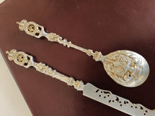 Charger l&#39;image dans la galerie, Paire de cuillère et couteaux en argent massif de famille . style XVIIIE allemand. Fabriqué au XIXE probablement Hanau
