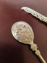 Charger l&#39;image dans la galerie, Paire de cuillère et couteaux en argent massif de famille . style XVIIIE allemand. Fabriqué au XIXE probablement Hanau
