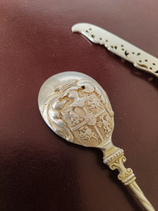 Paire de cuillère et couteaux en argent massif de famille . style XVIIIE allemand. Fabriqué au XIXE probablement Hanau