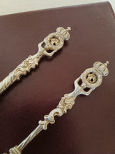 Charger l&#39;image dans la galerie, Paire de cuillère et couteaux en argent massif de famille . style XVIIIE allemand. Fabriqué au XIXE probablement Hanau
