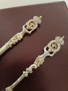 Paire de cuillère et couteaux en argent massif de famille . style XVIIIE allemand. Fabriqué au XIXE probablement Hanau