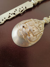 Charger l&#39;image dans la galerie, Paire de cuillère et couteaux en argent massif de famille . style XVIIIE allemand. Fabriqué au XIXE probablement Hanau

