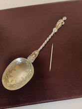 Charger l&#39;image dans la galerie, Cuillère d&#39;apôtre anglaise XIXÈME style XVIIIE argent massif
