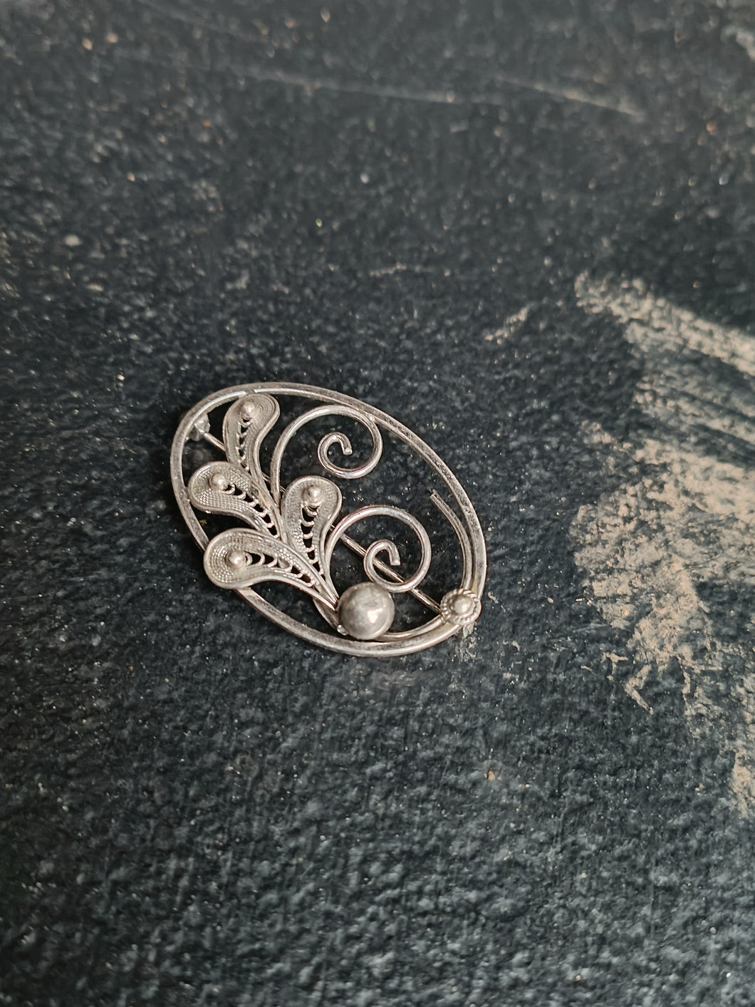 Broche florale  moderniste argent et filigrane