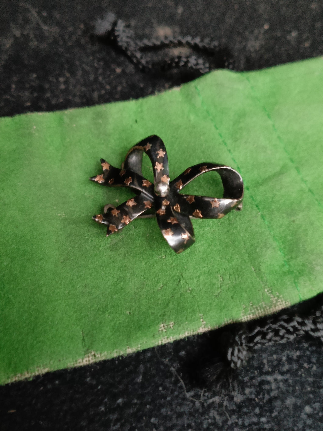 Broche ruban en argent niellé et doré. Début XXÈME