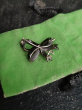 Charger l&#39;image dans la galerie, Broche ruban en argent niellé et doré. Début XXÈME
