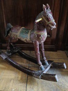 Cheval à bascule en bois sculpté et peint . Début XXÈME probablement Inde.