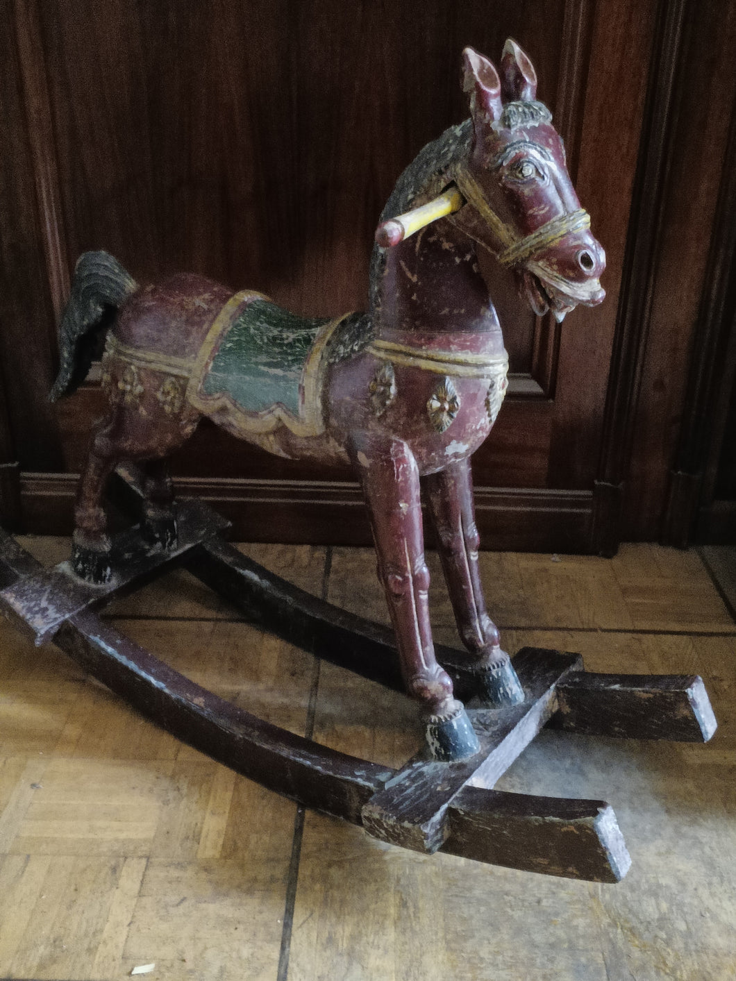 Cheval à bascule en bois sculpté et peint . Début XXÈME probablement Inde.