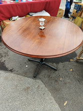 Charger l&#39;image dans la galerie, Table de bistrot ronde , plateau en châtaignier
