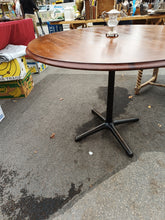 Charger l&#39;image dans la galerie, Table de bistrot ronde , plateau en châtaignier
