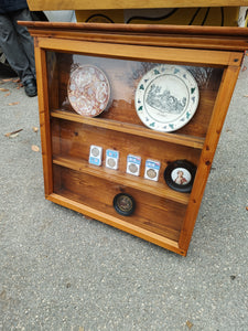 Vitrine rustique en sapin à suspendre, montage queue d'aigle