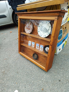 Vitrine rustique en sapin à suspendre, montage queue d'aigle
