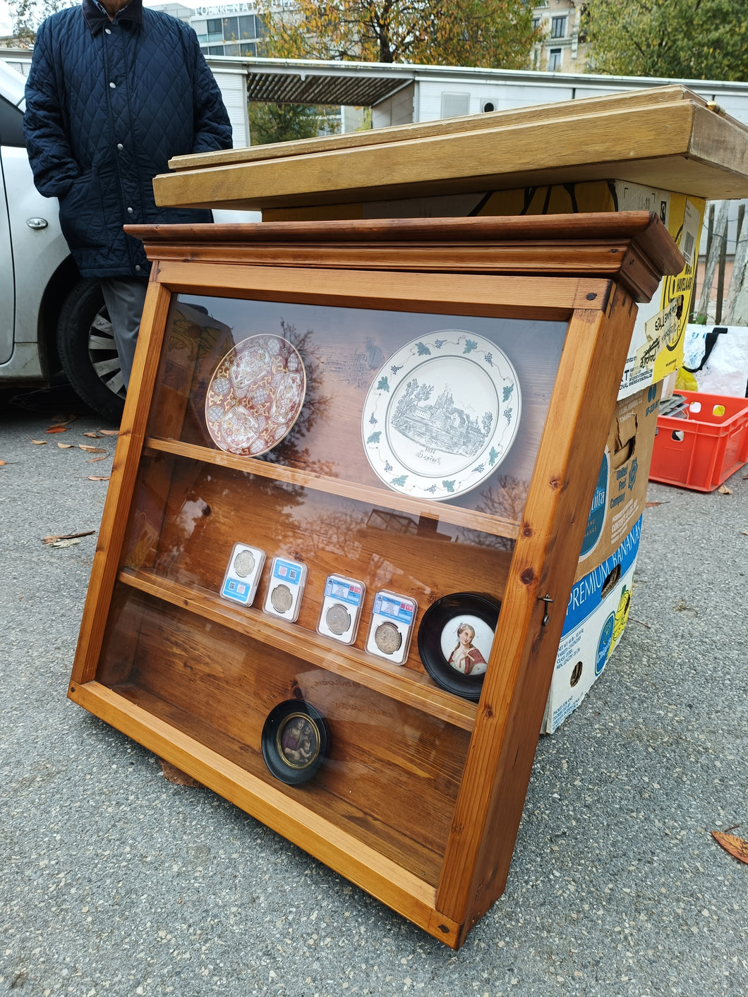 Vitrine rustique en sapin à suspendre, montage queue d'aigle