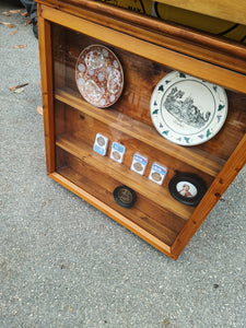 Vitrine rustique en sapin à suspendre, montage queue d'aigle