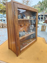 Charger l&#39;image dans la galerie, Rare vitrine à poser à plat ou vertical. Noyer massif montage queue d&#39;aigle . Forme trapèze , parfait état de la fin du XIXÈME
