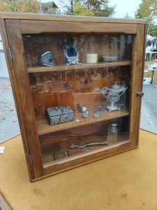 Rare vitrine à poser à plat ou vertical. Noyer massif montage queue d'aigle . Forme trapèze , parfait état de la fin du XIXÈME