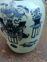 Charger l&#39;image dans la galerie, Pot à gingembre en porcelaine peinte décor bleu . Chine fin XIX ème.
