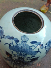 Charger l&#39;image dans la galerie, Pot à gingembre en porcelaine peinte décor bleu . Chine fin XIX ème.

