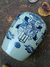 Charger l&#39;image dans la galerie, Pot à gingembre en porcelaine peinte décor bleu . Chine fin XIX ème.
