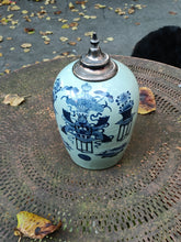Charger l&#39;image dans la galerie, Pot à gingembre en porcelaine peinte décor bleu . Chine fin XIX ème.
