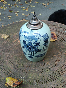 Pot à gingembre en porcelaine peinte décor bleu . Chine fin XIX ème.
