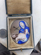 Charger l&#39;image dans la galerie, Peinture sur émail Marie et le Christ descendu de la Croix. Quelque dégât . XIX ème
