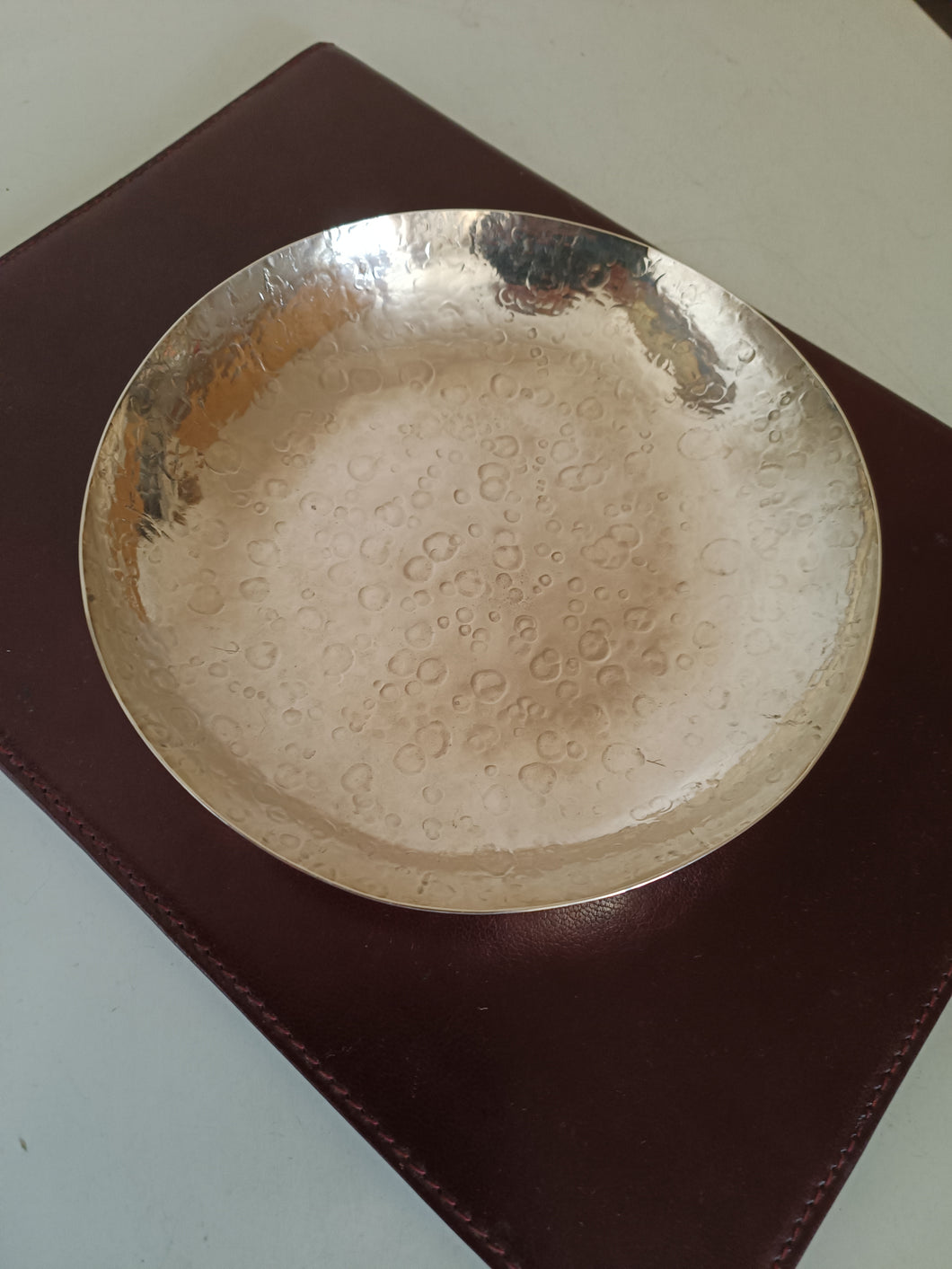 Ada Minola artistes , joaillière , orfèvre , et femme d'affaire Italienne originaire de Turin fille d'orfèvre Lombard 1912-1993

Rare assiette en argent massif vers 1960