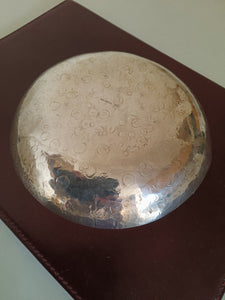 Ada Minola artistes , joaillière , orfèvre , et femme d'affaire Italienne originaire de Turin fille d'orfèvre Lombard 1912-1993

Rare assiette en argent massif vers 1960