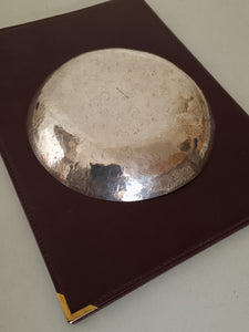 Ada Minola artistes , joaillière , orfèvre , et femme d'affaire Italienne originaire de Turin fille d'orfèvre Lombard 1912-1993

Rare assiette en argent massif vers 1960