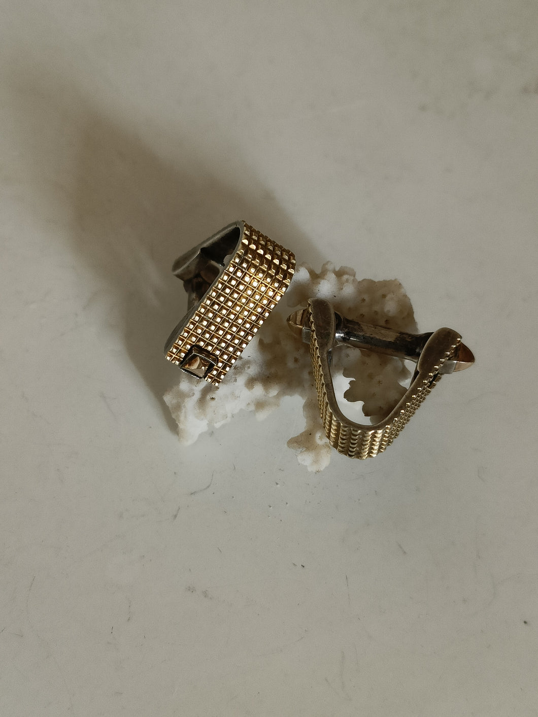 Paire de boutons de manchette art déco. Argent doré