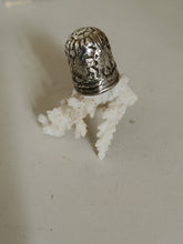 Charger l&#39;image dans la galerie, Dé à coudre de collection XVIIIE  . Argent ﻿﻿massif
