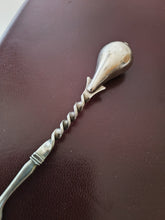 Charger l&#39;image dans la galerie, Rare fourchette XVIIIE en argent espagnole Amérique du Sud . Dans le style médiéval
