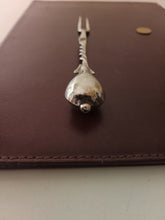 Charger l&#39;image dans la galerie, Rare fourchette XVIIIE en argent espagnole Amérique du Sud . Dans le style médiéval

