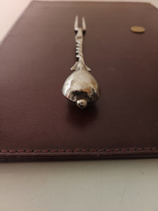 Rare fourchette XVIIIE en argent espagnole Amérique du Sud . Dans le style médiéval