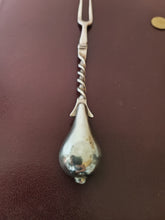 Charger l&#39;image dans la galerie, Rare fourchette XVIIIE en argent espagnole Amérique du Sud . Dans le style médiéval
