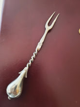Charger l&#39;image dans la galerie, Rare fourchette XVIIIE en argent espagnole Amérique du Sud . Dans le style médiéval
