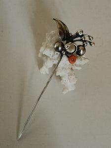 Épingle à chapeau argent et corail vers 1930
