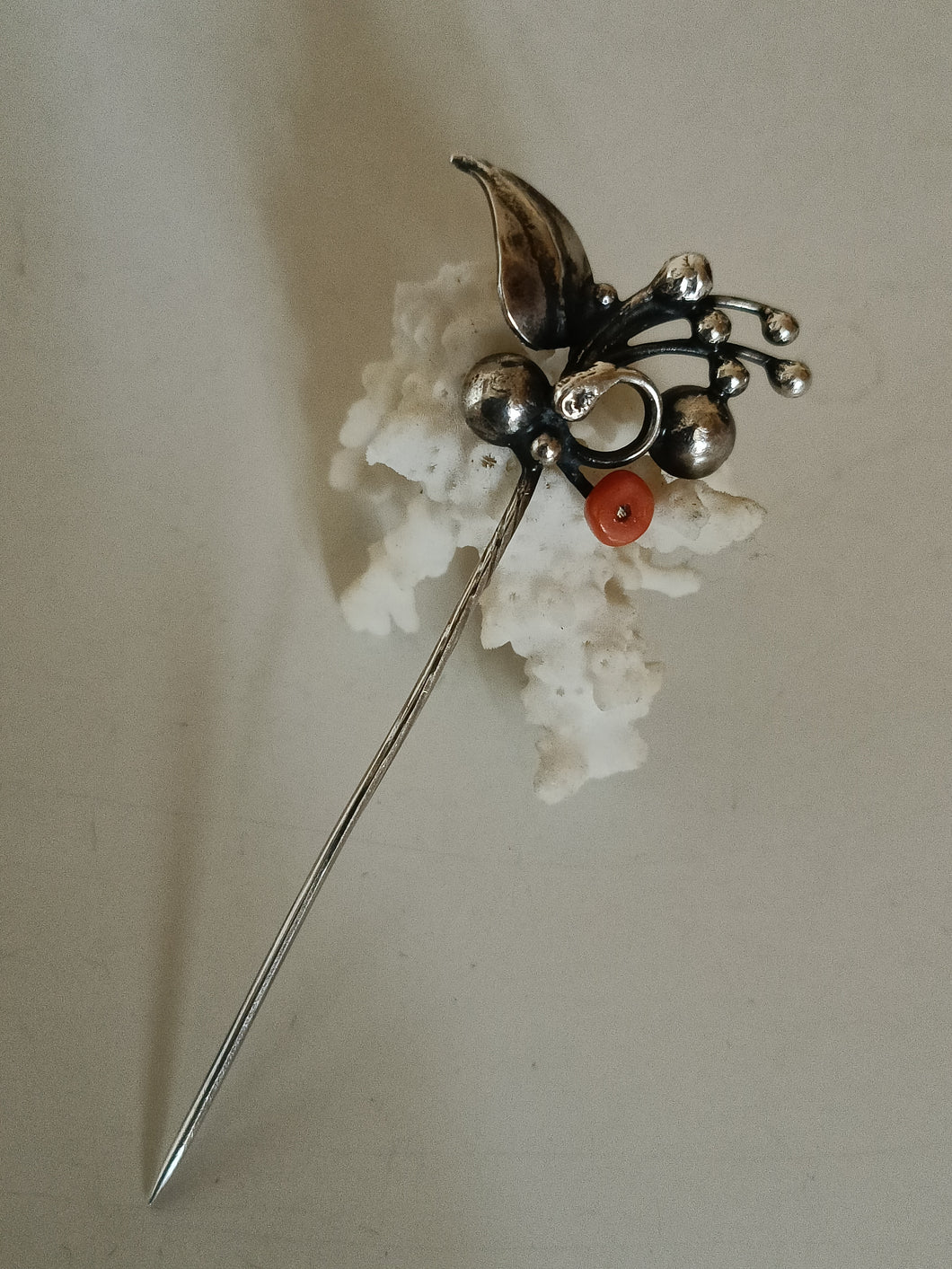 Épingle à chapeau argent et corail vers 1930