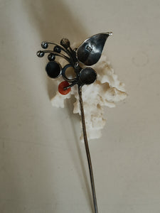 Épingle à chapeau argent et corail vers 1930