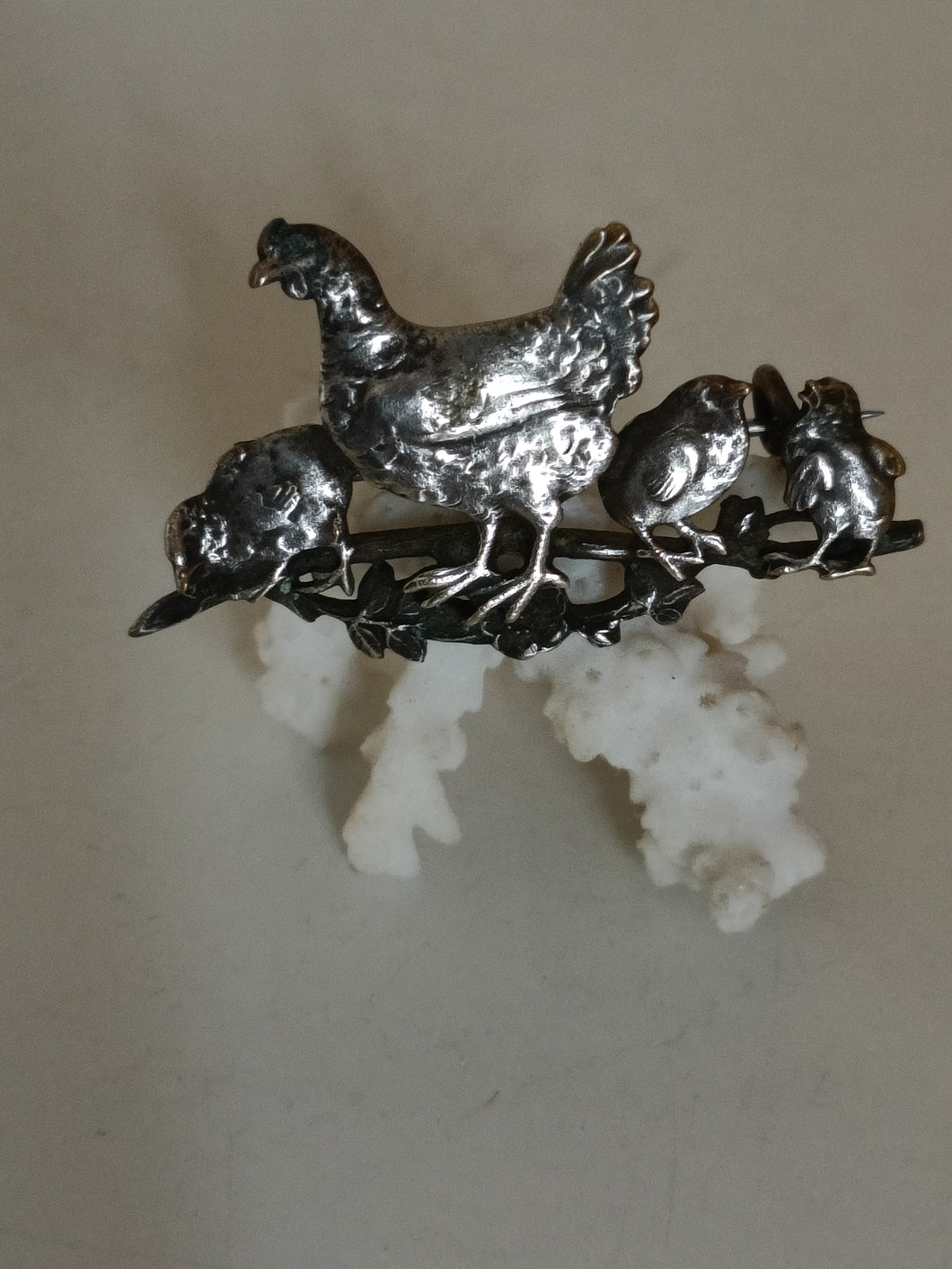 Poule et ses poussins , broche Xxème métal argenté