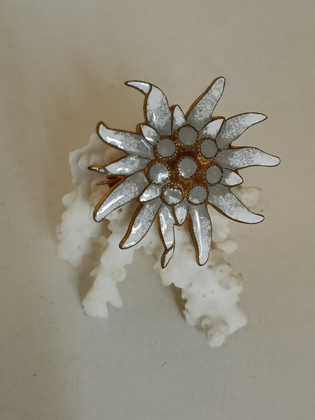 Broche Edelweiss métal doré et émail