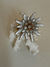 Charger l&#39;image dans la galerie, Broche Edelweiss métal doré et émail
