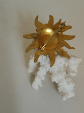 Charger l&#39;image dans la galerie, Broche Edelweiss métal doré et émail

