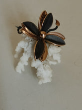 Charger l&#39;image dans la galerie, Broche fleurs en argent noirci et doré vers 1950
